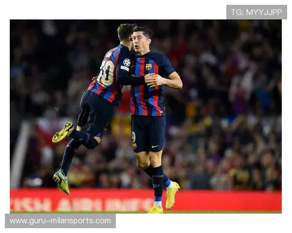 巴萨边路传中配合流畅，莱万门前补射再下一城